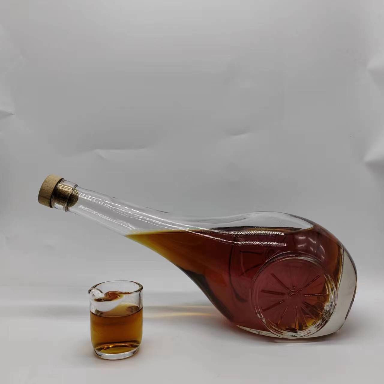 Tailored Custom Glass Bottles in Various Specifications | A Custom Glass Bottle Manufacturer Focused on Personalized and Creative Designs