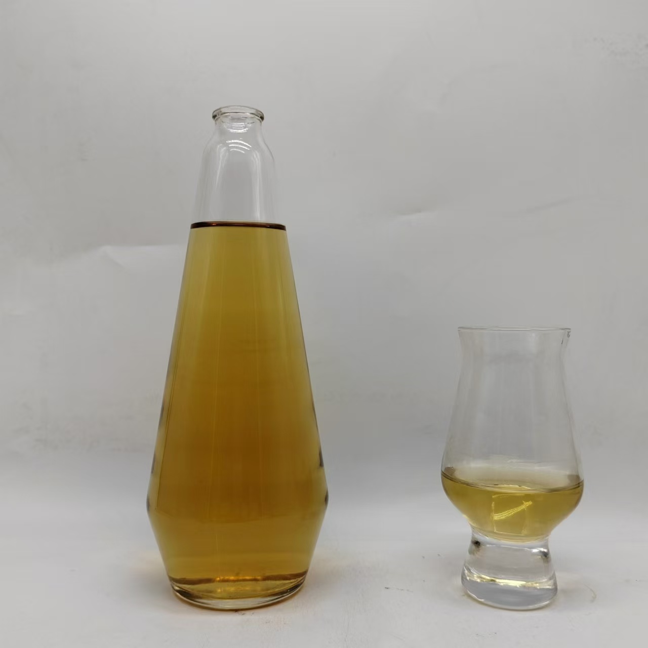 Multifunctional Custom Bottle Manufacturing | High-End Quality Custom Glass Bottles for Various Alcohol Products